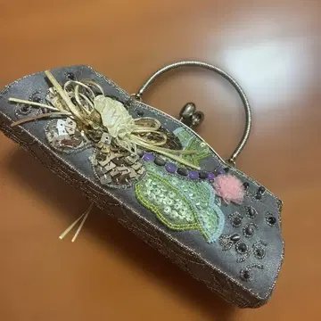 비즈 장식 그레이 클러치백