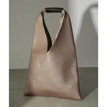 새상품 트라이앵글 토트 ( A4 수납 가능 )