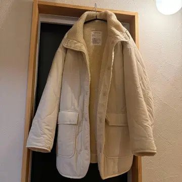 FREAKS Store 리버서블 보아 퀼팅 코트 화이트