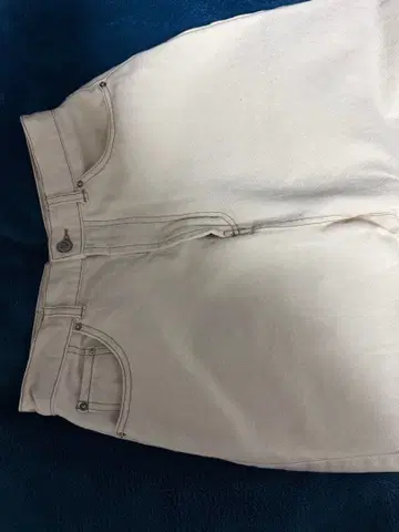 화이트 스트레이트 데님 팬츠