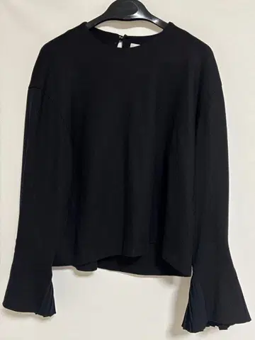 ADORE 울 블랙 플리츠 블라우스