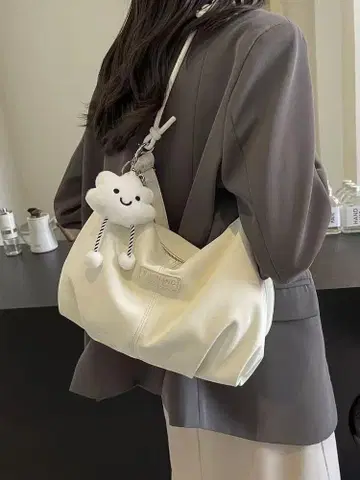 구름 참 포함 화이트 핸드백