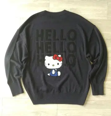 [ 새상품급 ] Elura KITTY 백 로고 풀오버 네이비 프리 사이즈