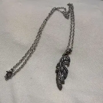 실버 깃털 모티브 목걸이