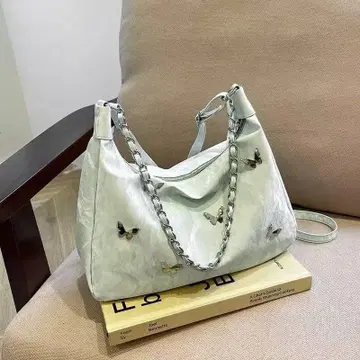 나비 장식의 화이트 숄더백