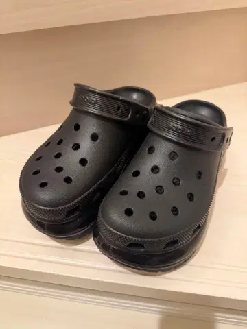 Crocs 블랙 클로그 샌들
