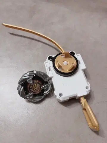 베이블레이드 x 레온 클로