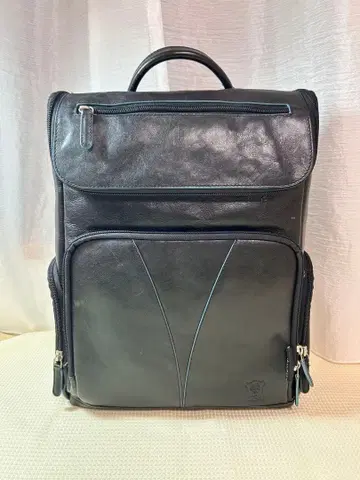 가죽 소재 블랙 백팩 le chapiteau 루샤피토