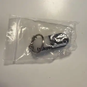 도쿄 비타민 키링 (화이트 x 블랙)