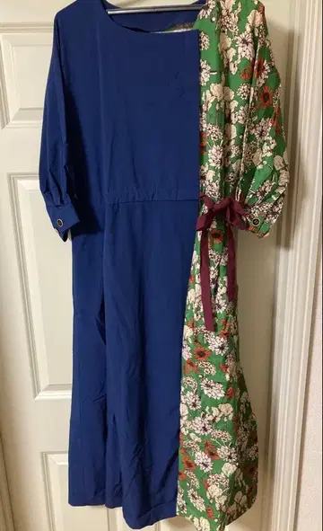 네이비와 그린의 꽃무늬 반팔 롱 원피스