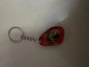 빨간색 수지제 장식 키링
