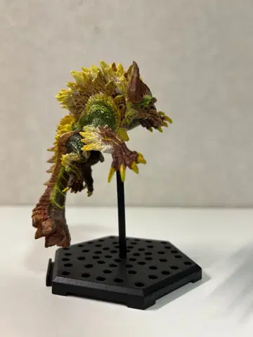 [ 가격 인하 중 ] 몬스터 헌터 금뢰공 진오우거 피규어