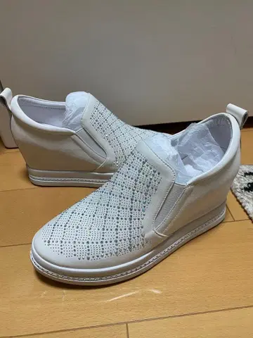 화이트 비쥬 장식 슬립온 스니커즈