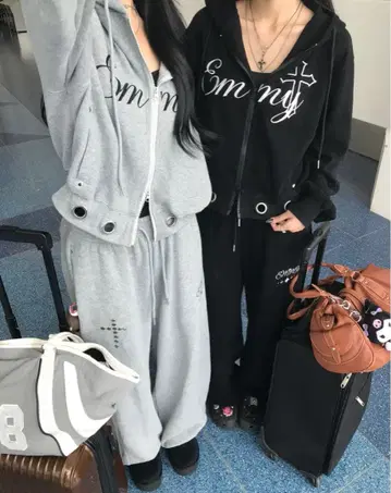 Emmy 로고 셋업 후드티