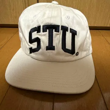 STU 로고 자수 화이트 캡