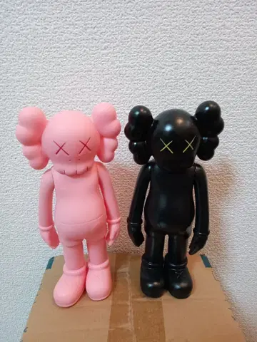 KAWS 캐릭터 피규어 핑크 블랙 20cm