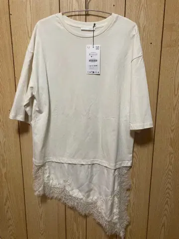 새상품 ZARA 자라 불규칙 레이스 장식 화이트 반팔 티셔츠