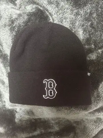 블랙 B 로고 니트 모자