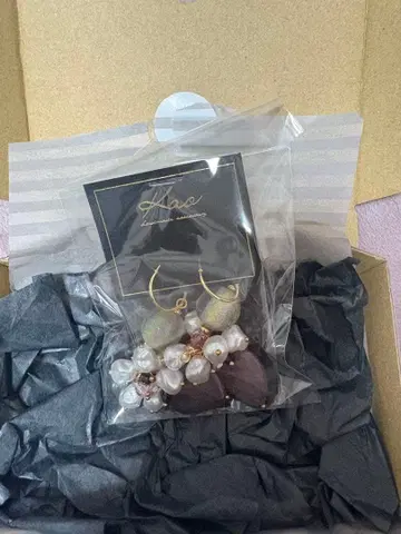 펄과 하트형 참의 롱 귀걸이