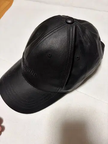 가죽 캡 블랙 자수 로고