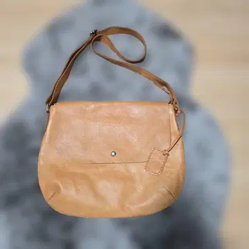 fes 카멜 가죽 숄더백