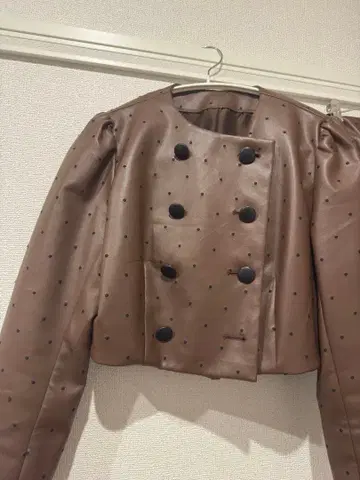 브라운 합성 피혁 더블 브레스트 자켓과 플레어 스커트 세트