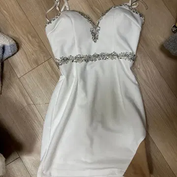 비즈 장식 화이트 드레스 캬바쿠라