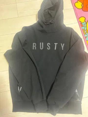 RUSTY 블랙 후드티