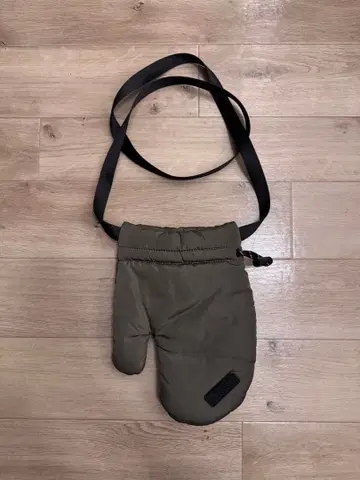 올리브 그린 미튼형 바디백