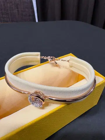 스와로브스키 장식 로즈 골드 팔찌