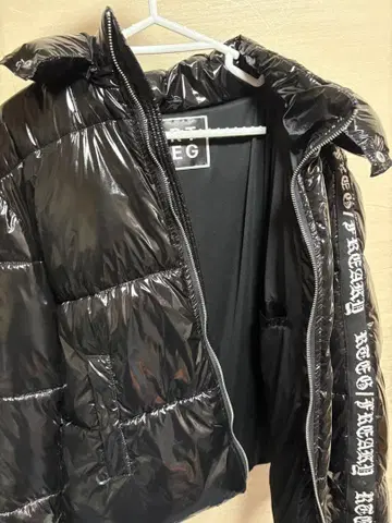 ODD 블랙 후드 부착 퍼프 자켓