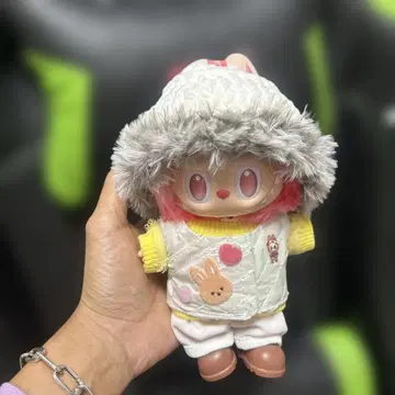 토끼 자수 퍼 달린 모자 인형