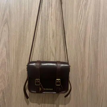 닥터마틴 브라운 가죽 숄더백