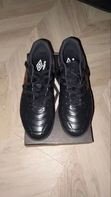 엄브로 축구화 블랙