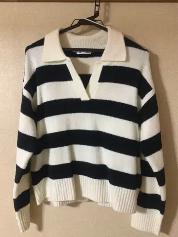 GU 화이트 블랙 스트라이프 V넥 스웨터 M