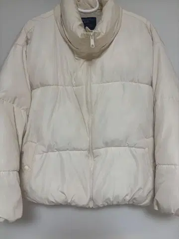 크림색에 가까운 화이트 다운 자켓