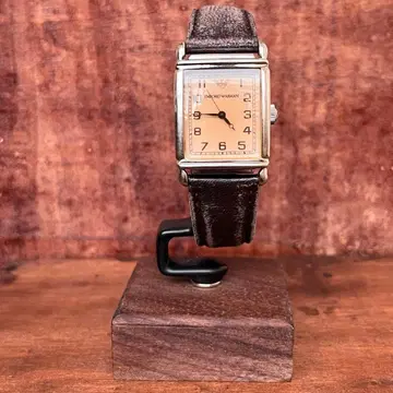 시간을 품격으로 감싸는 [ARMANI] 렉탱귤러 워치