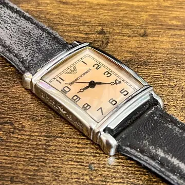 [ ARMANI ] 렉탱귤러 워치 [ 작동 중 ] 벨트 사용감 있음