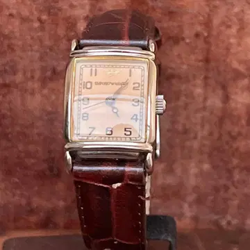 조용히 품격을 말하는 [EMPORIO ARMANI] 렉탱귤러 워치