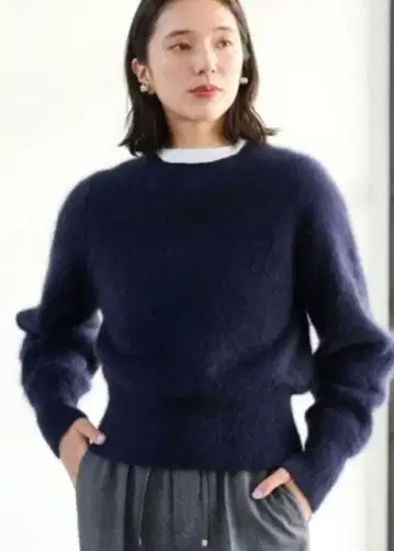 새상품급 헤어리 소매 볼륨 풀오버 니트 네이비
