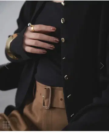 블랙 골드 버튼 부착 긴팔 가디건