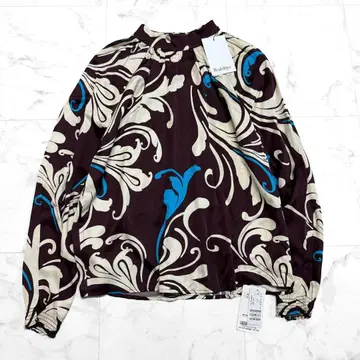 미사용 새상품 택 포함 투모로우랜드 올 패턴 블라우스 광택 하이넥 브라운