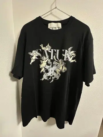 SATUR 그래픽 프린트 T셔츠 블랙