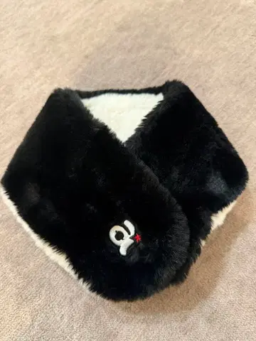 알치비 리버서블 퍼 넥워머 자수 포함