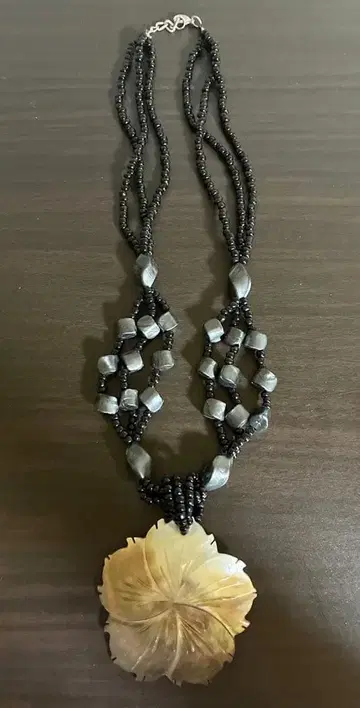 [새상품급] 동양풍 에스닉 블랙 컬러와 실버 비즈 목걸이 쉘 벚꽃