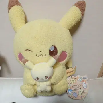 포켓피스 피카츄 봉제 인형과 함께