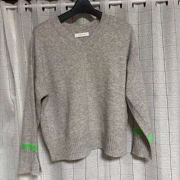 PLUS PLUS 그레이 V넥 스웨터