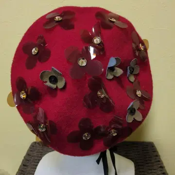 빨간 꽃 장식 베레모