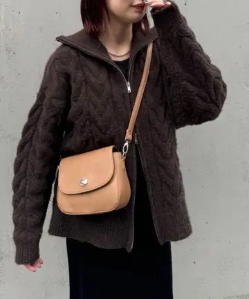 DISCOAT 뉴앙스 금장 장식 플랩 숄더백