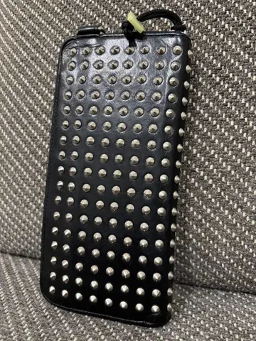 스터드 장식 블랙 장지갑